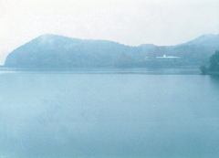 靄がかった水色の風景