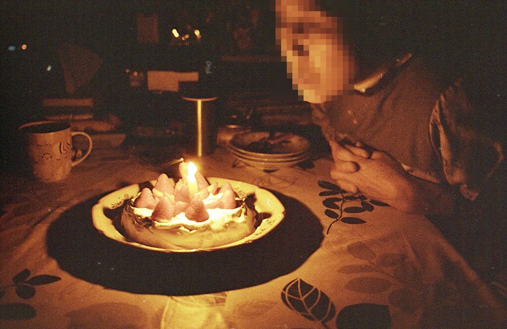 ロウソクを吹き消す家内