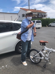 この暑さの中、マスクしてカメラバックぶら下げて…