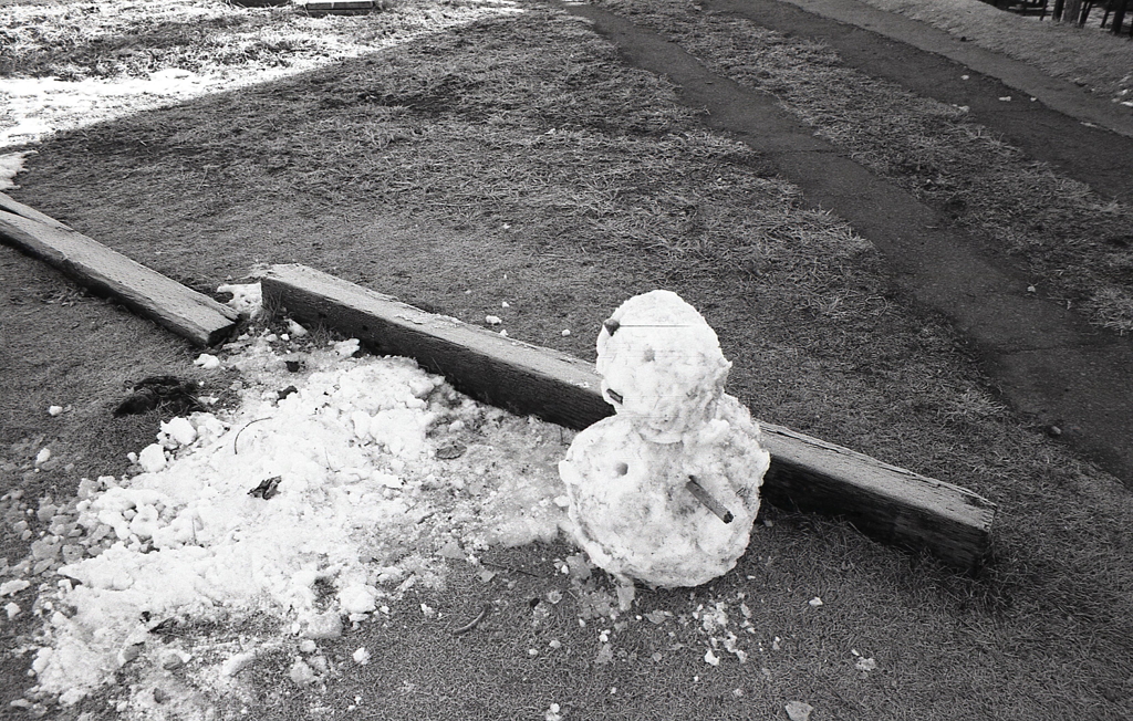テラス席の小さな雪だるま