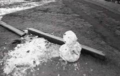 テラス席の小さな雪だるま