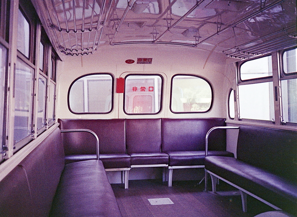 レトロチックなバス車内