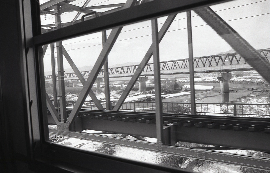 千曲川を渡るしなの鉄道車窓