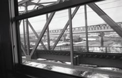 千曲川を渡るしなの鉄道車窓