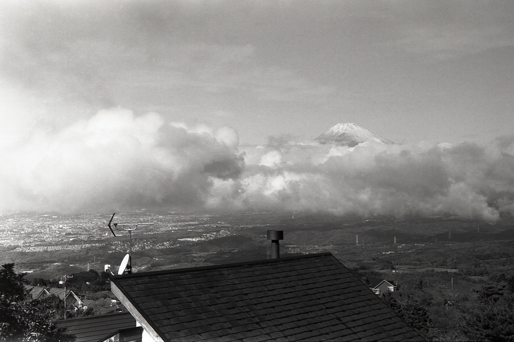 雲を挟んで富士山と三島の街
