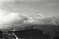 雲を挟んで富士山と三島の街