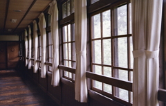 木床廊下に並ぶカーテン