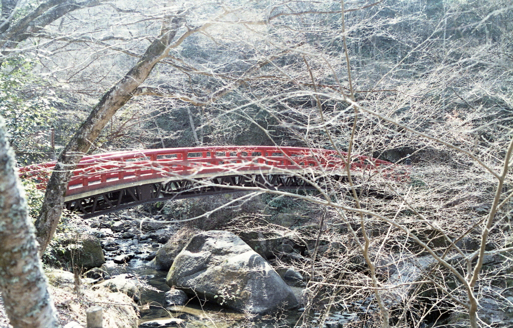 鳥原川の赤い橋