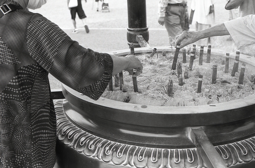 線香を皺手で立てる常香炉