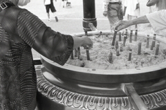 線香を皺手で立てる常香炉