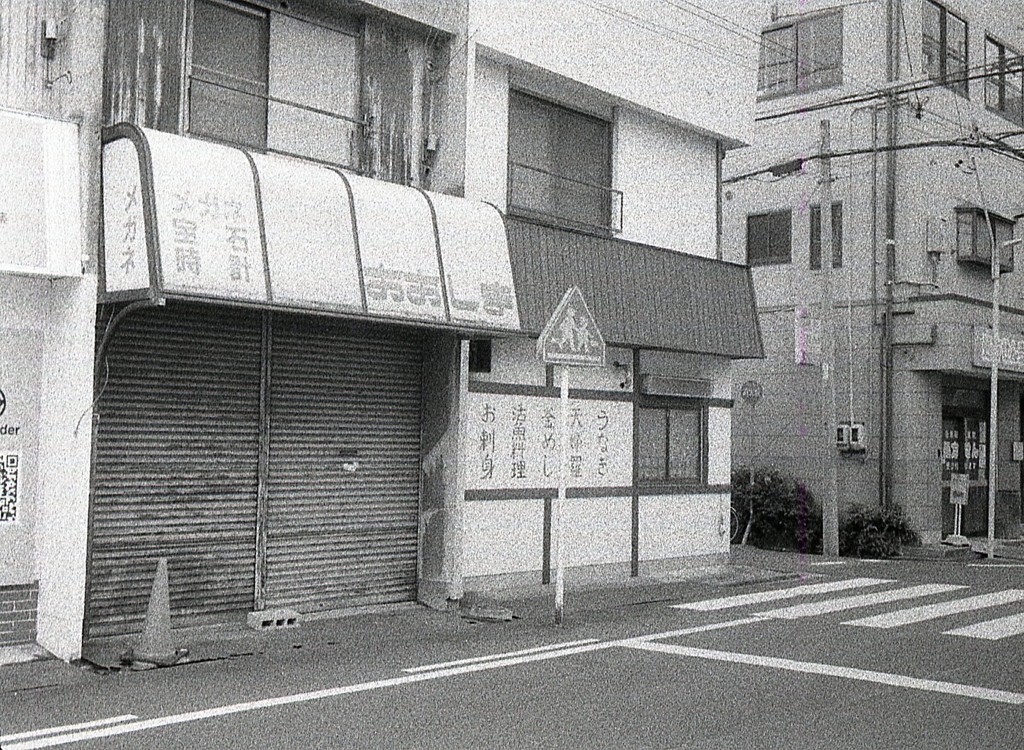 ここも寂しい店並みです。