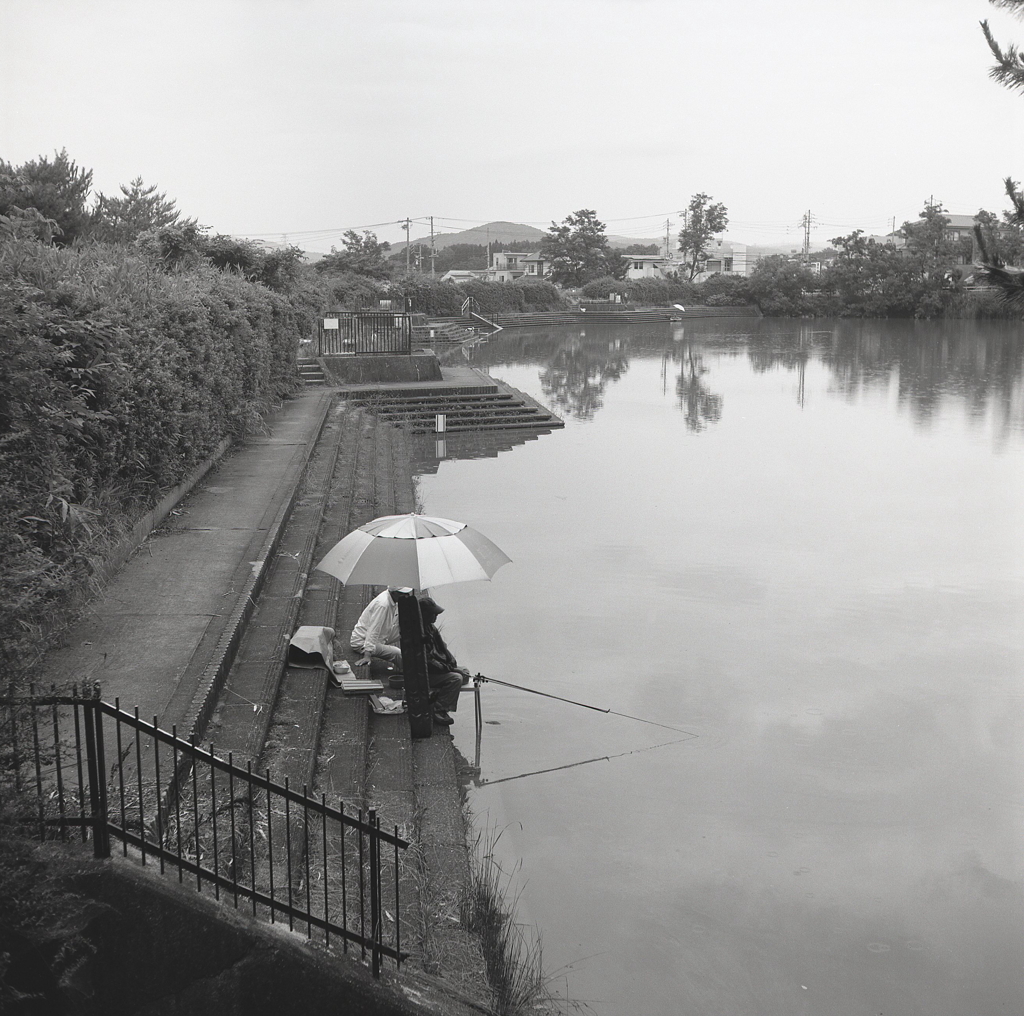 小雨の釣り人
