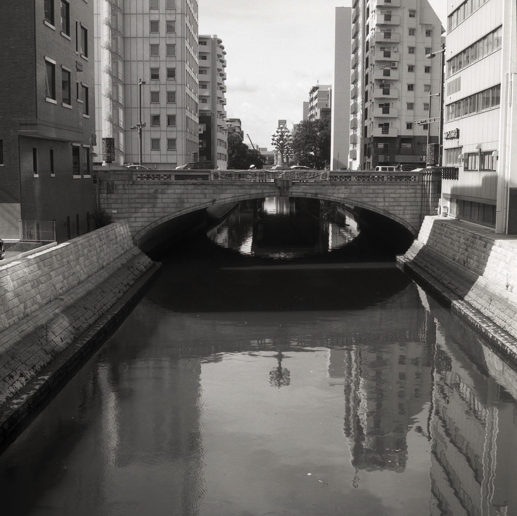 黒い川