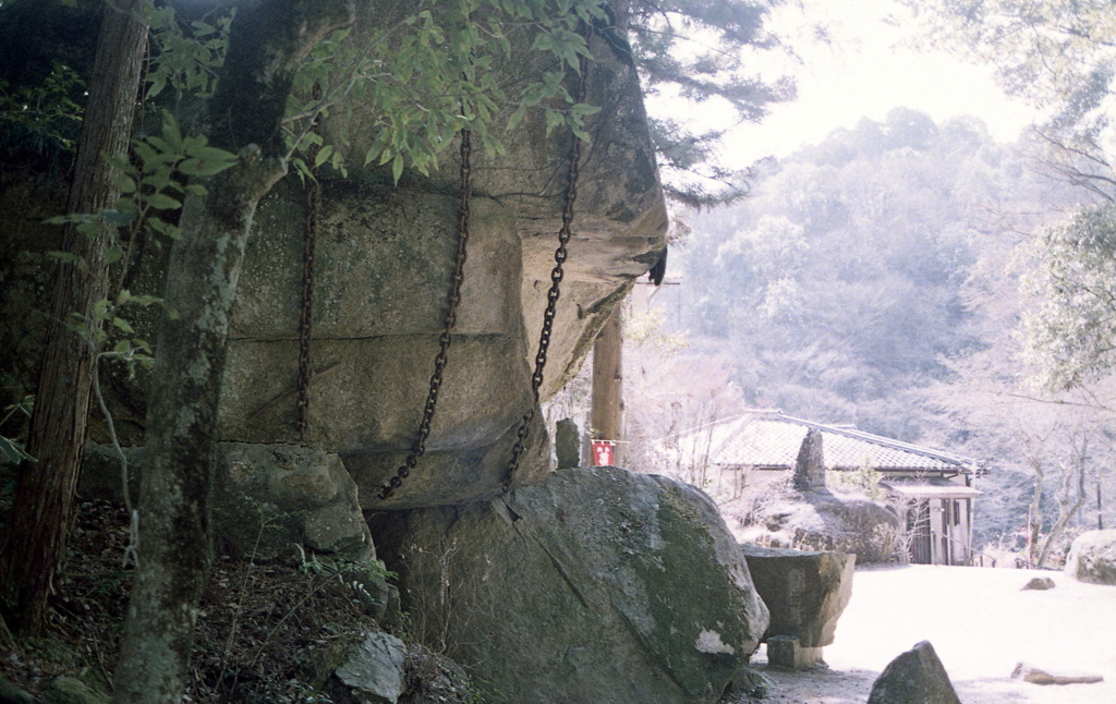 巨岩の祠　～2022年3月11日撮影