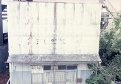 白トタンの謎の店