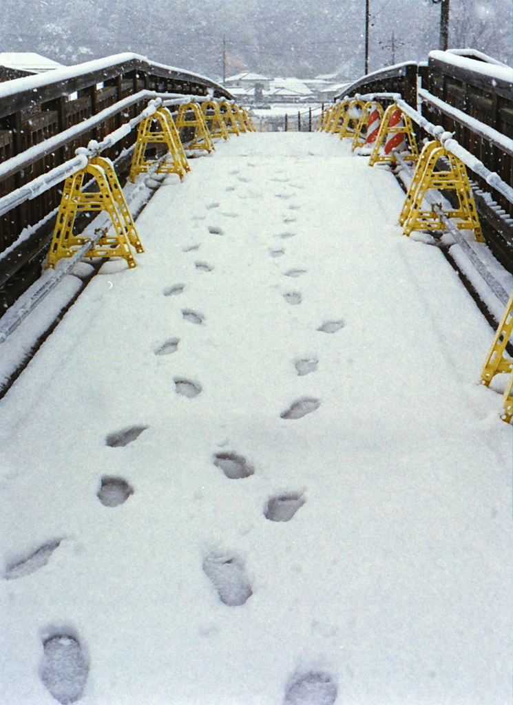 木橋に雪のあしあと