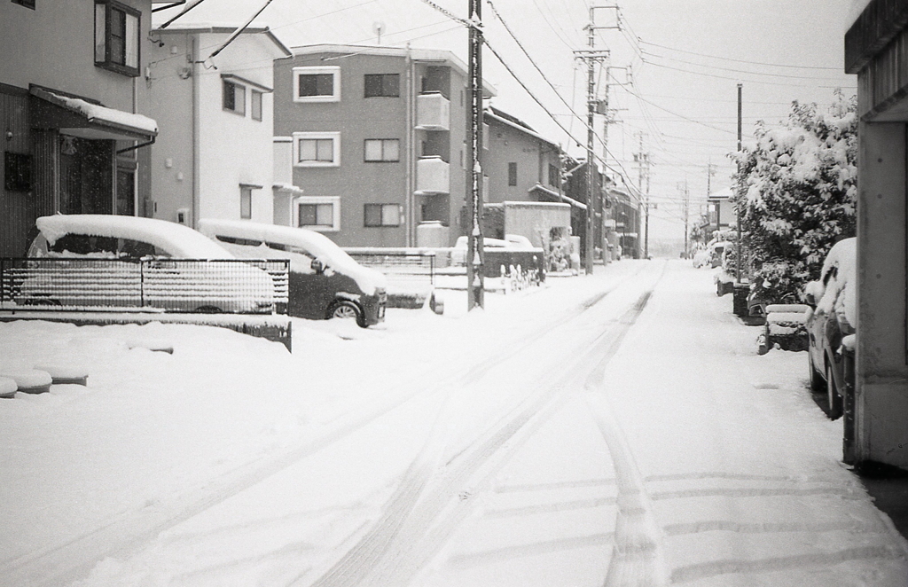 雪ふる家並み