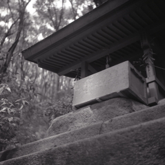 山上の小さな祠
