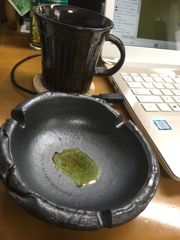 灰皿とコーヒーカップ