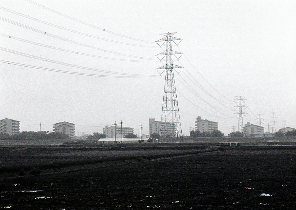 雨の鉄塔のある風景