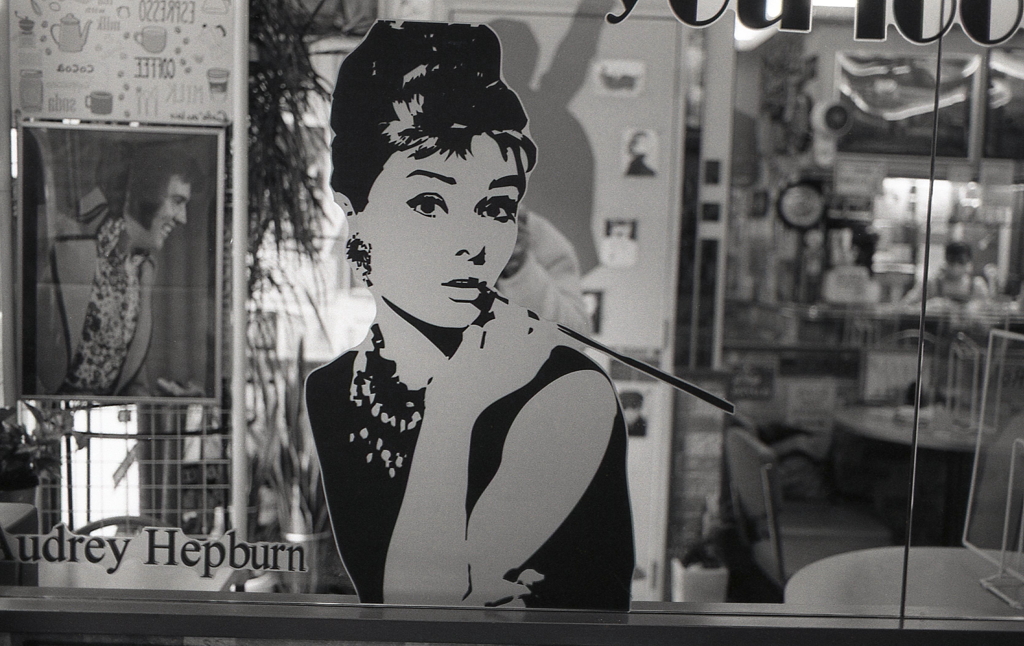 ドーナツ好きだった頃のプレスリーとヘプバーン（笑