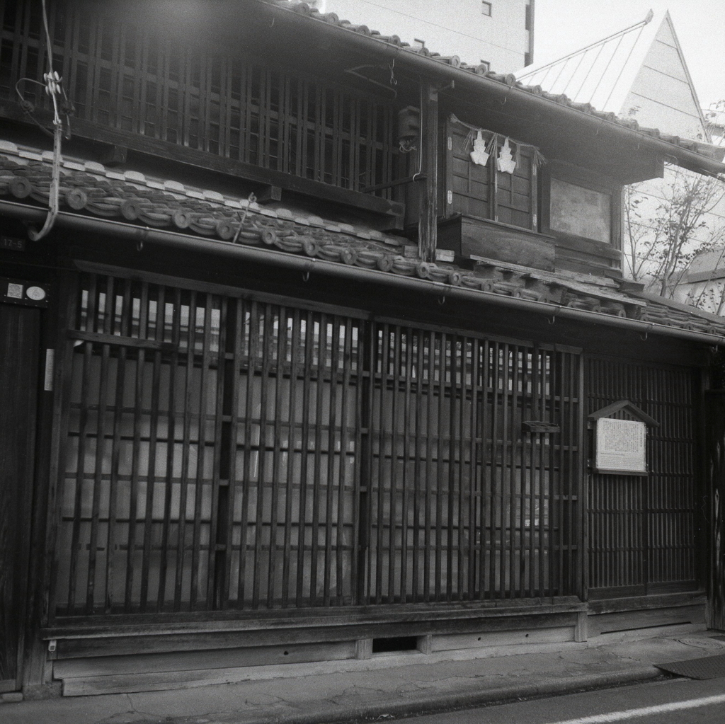 屋根神様のある古屋
