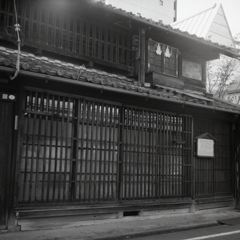 屋根神様のある古屋