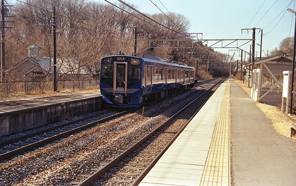 走り去るしなの電車