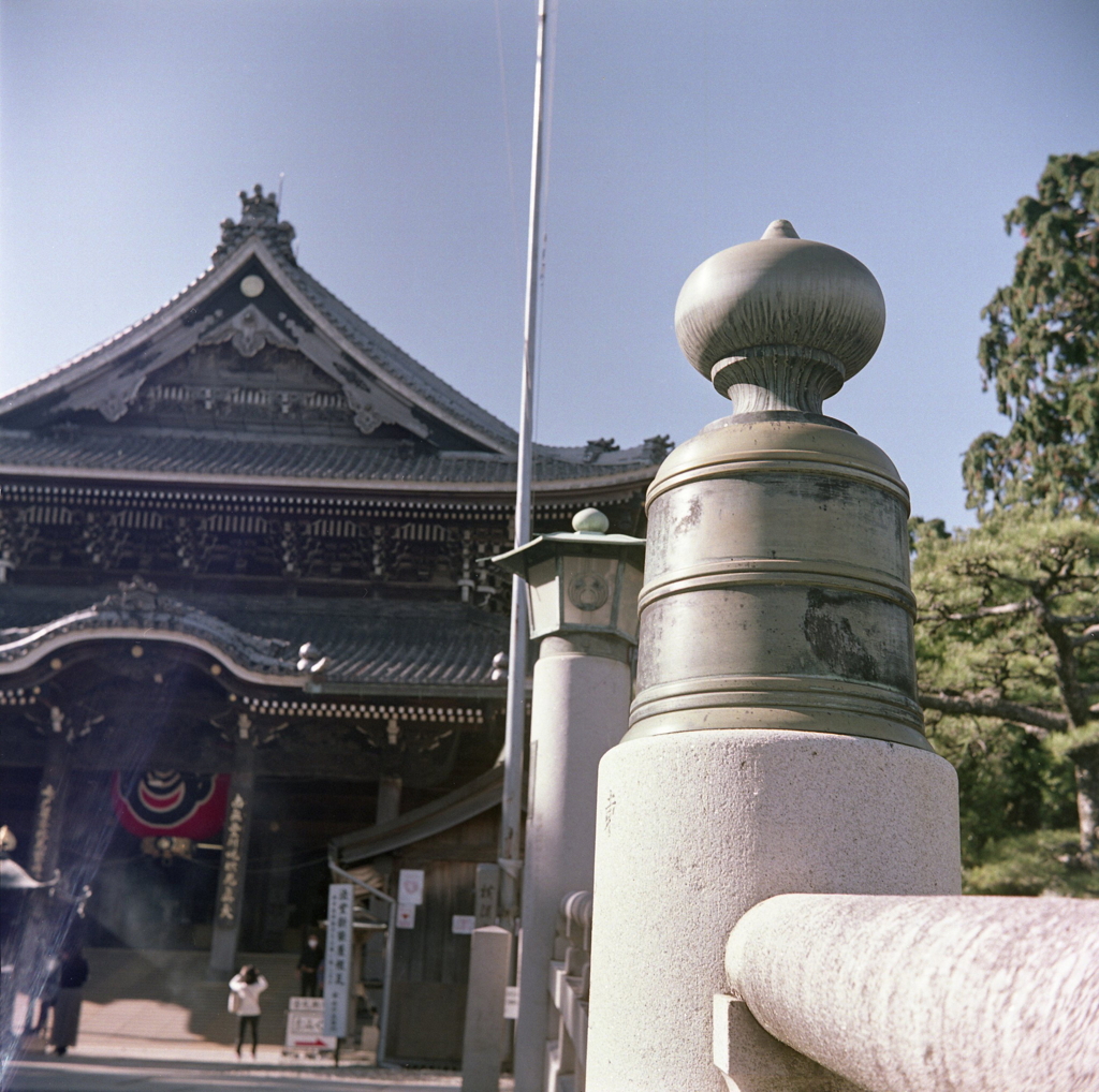 本堂前の欄干