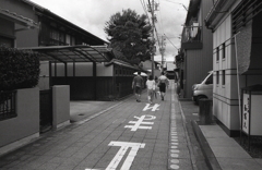 裏通りをメイン通りへ歩く人々
