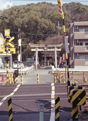 切通しの先は名鉄、そして有松天満社