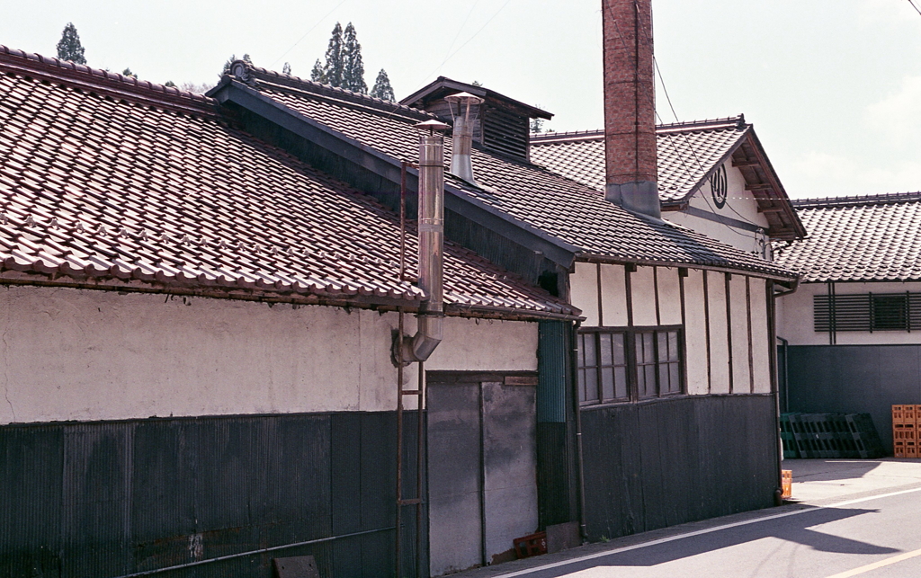 瓦と漆喰の壁の醸造所