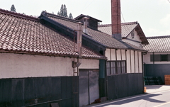 瓦と漆喰の壁の醸造所