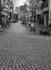 閑散とした街に石の歩道が浮き上がる