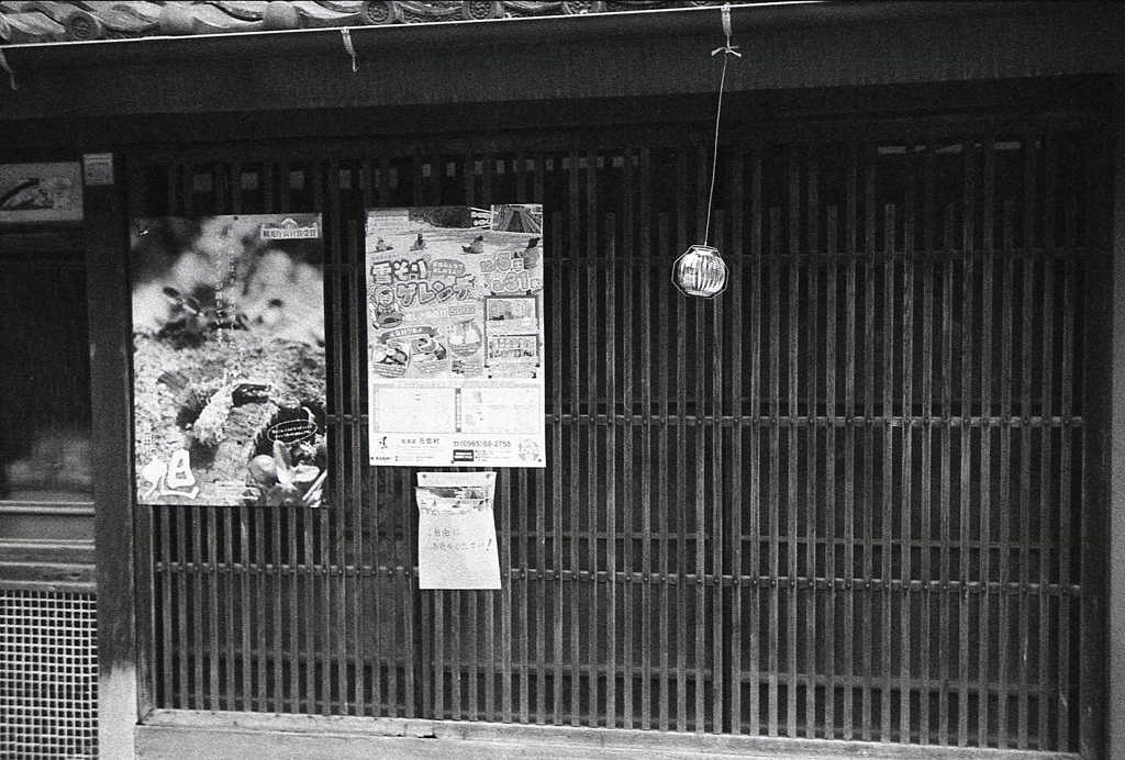 街道の風に揺らめく