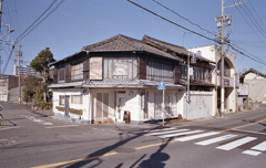 街角の瓦葺カフェ