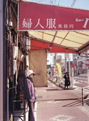 片側二車線のストリートには…