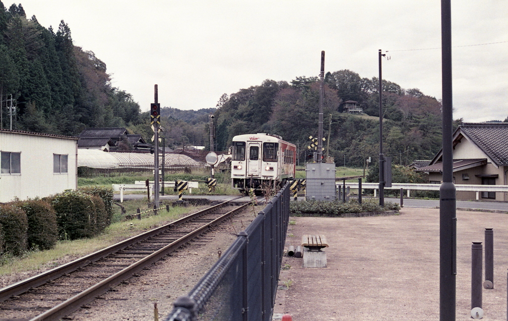 恵那行き電車が踏切へ