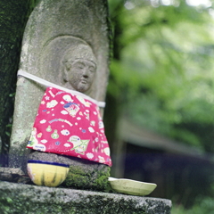 横文字入った赤い前掛け