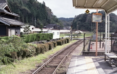 入母屋民家庭先を明智方面へ