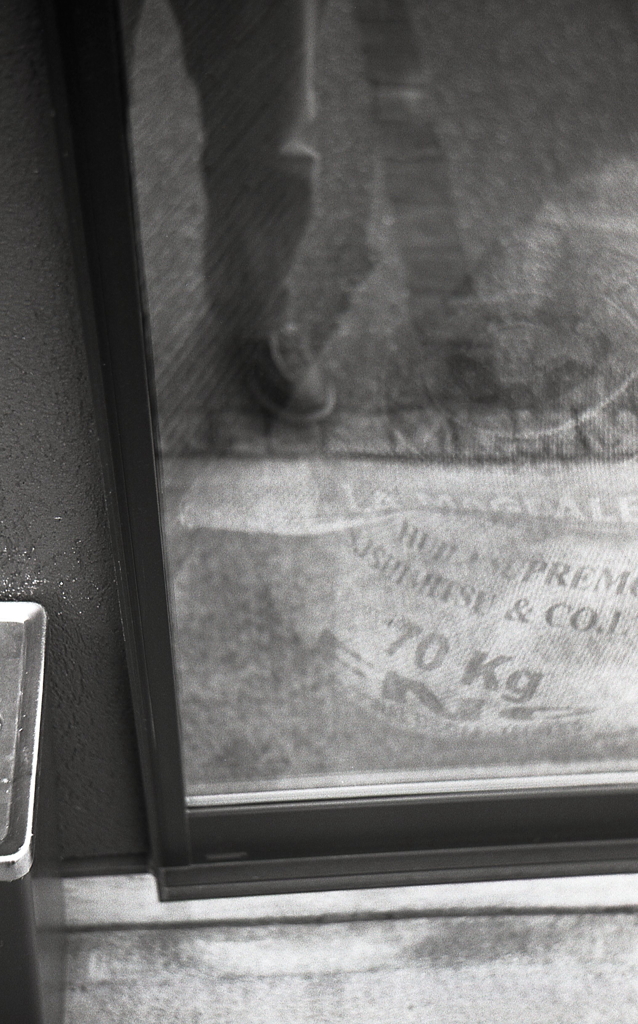 硝子越しの麻袋