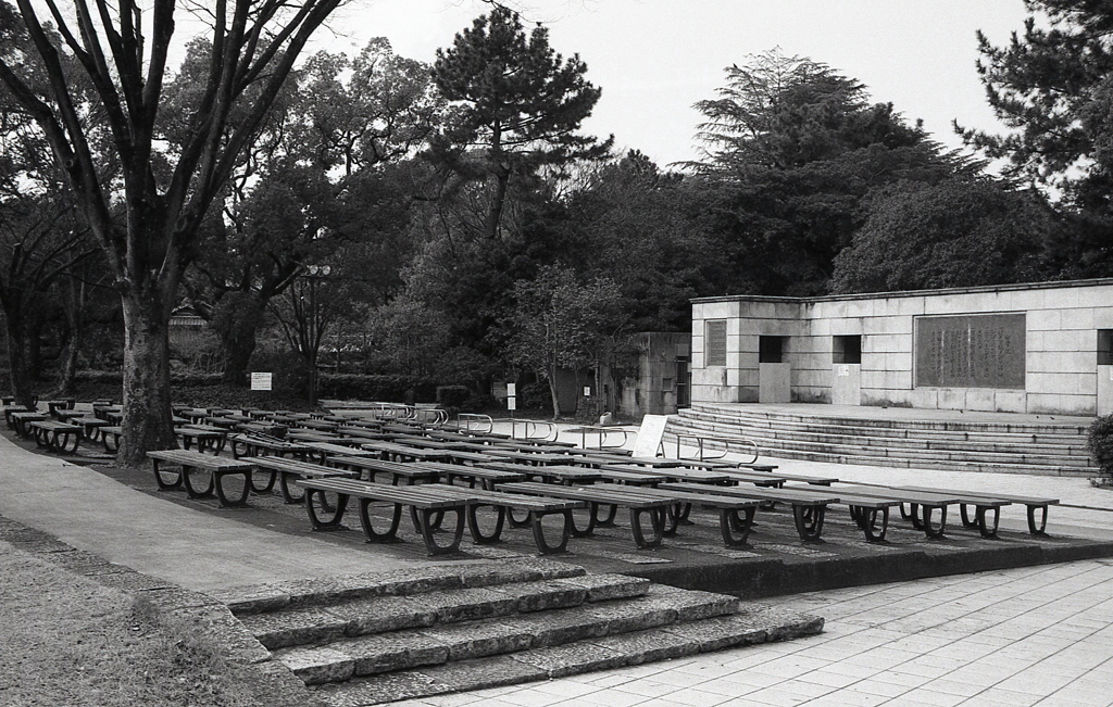 誰もいない客席ベンチ