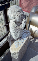 幸せ地蔵にぜぜ（銭）置いて