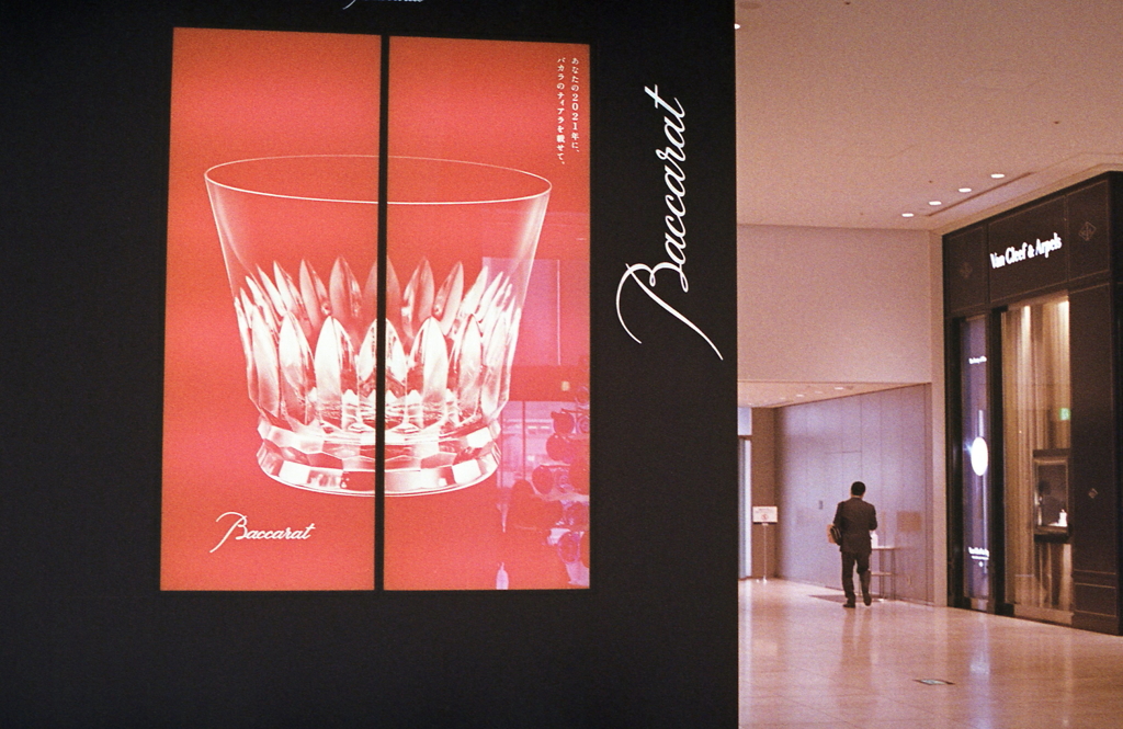 バカラのグラスにはウイスキーオンザロックで…