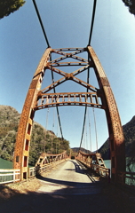 フィッシュなアイで赤い吊り橋