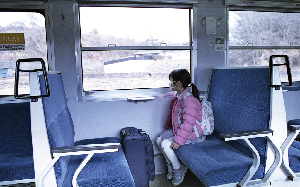 車窓を眺める孫