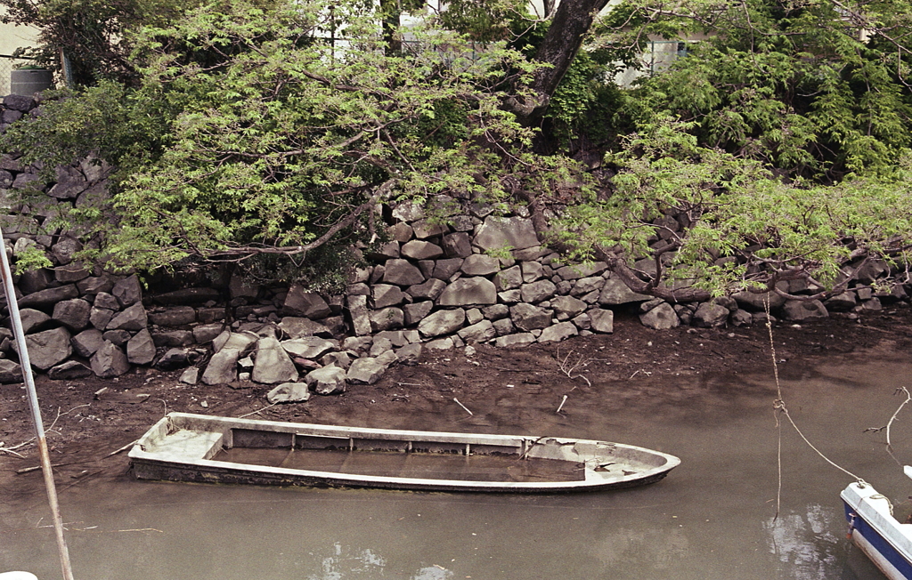 入り江に沈む小舟