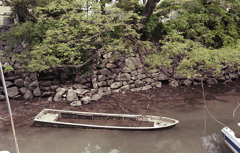 入り江に沈む小舟