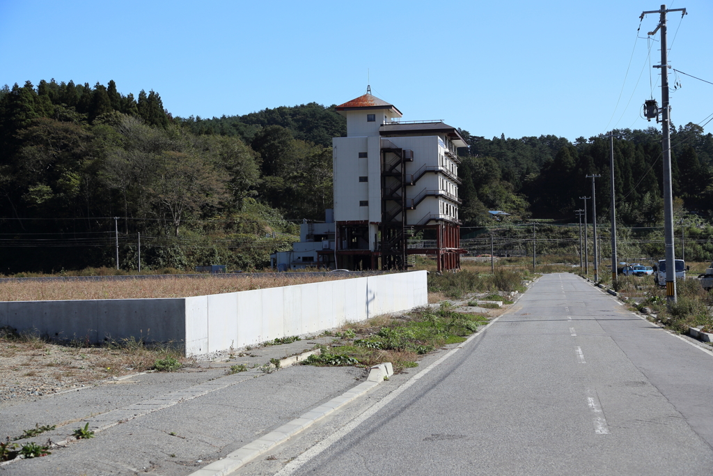 津波に残る６階建築