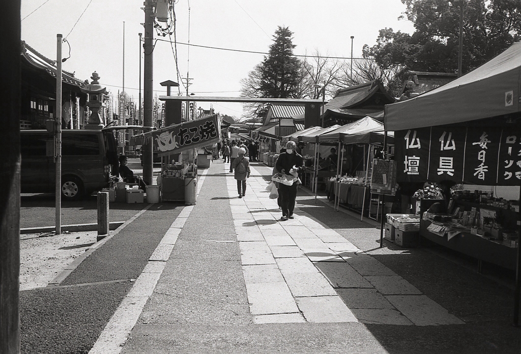 門を潜ると露店が並び